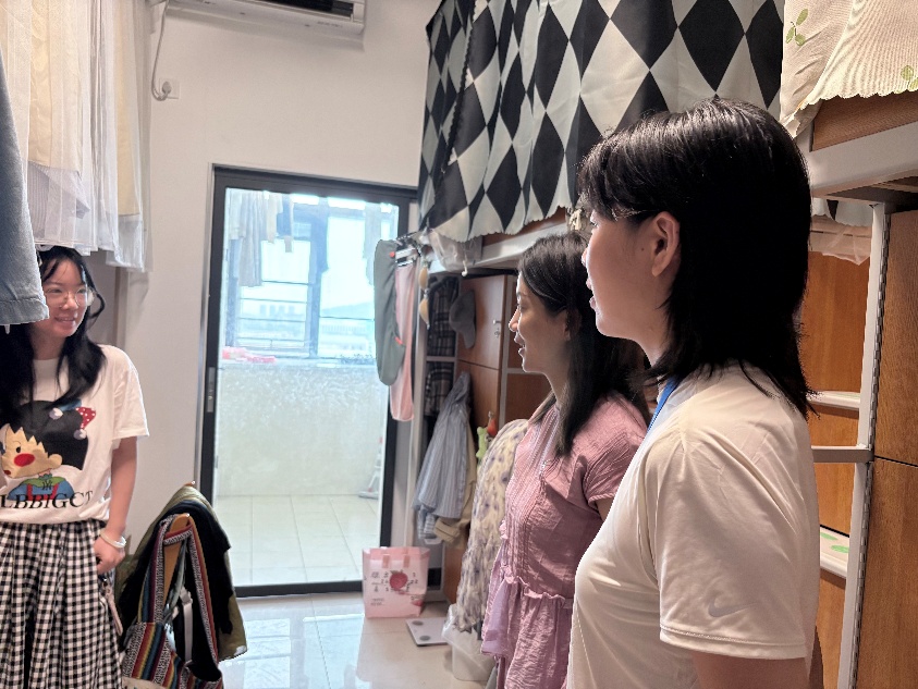 图片包含 人, 室内, 女人, 食物AI 生成的内容可能不正确。